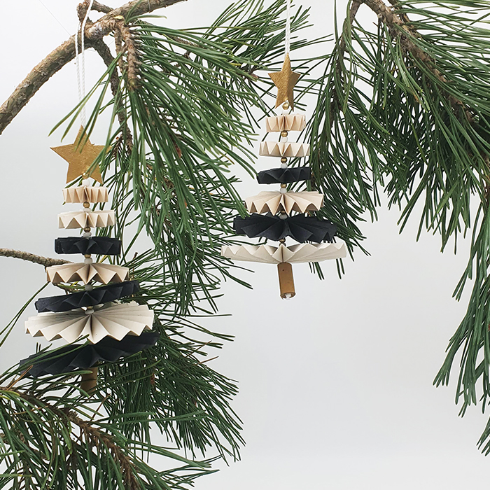 Tree dancing ornament bl/wh/nat set/2
